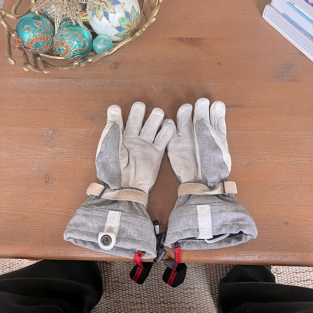 Hestra woman’s ski gloves